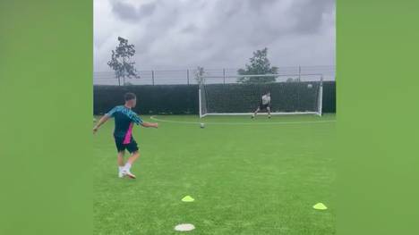 In einem Video von RH Elite Coaching auf Instagram zeigt der 14-jährige Sohn der Manchester-United-Legende Wayne Rooney seine Skills und Abschlussqualitäten