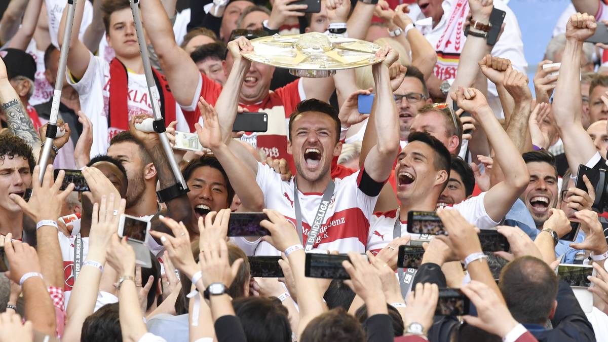 Gentner reckt sie hoch in den Himmel