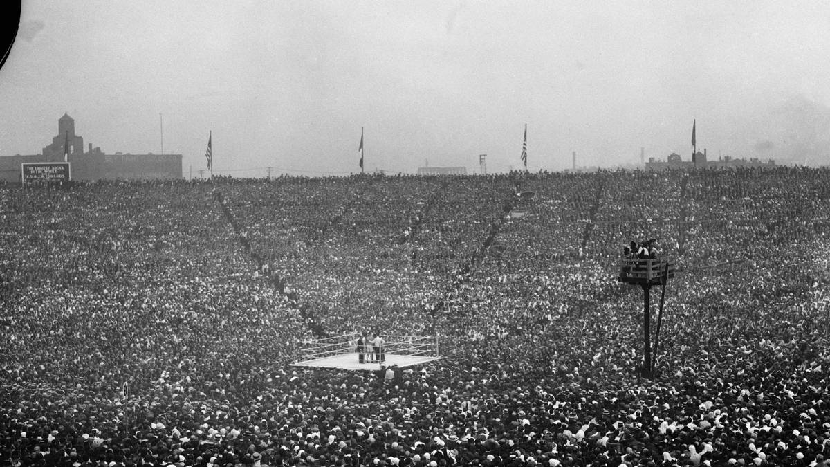 RANG 6 - Dempsey vs. Carpentier, 90.000 Zuschauer: Auf in die Riege der 90.000er! Jack Dempsey absolvierte  gegen Georges Carpentier im Juli 1921 einen sogenannten "Jahrhundertkampf", den der US-Amerikaner im Boyle's Thirty Acres in New Jersey für sich entschied