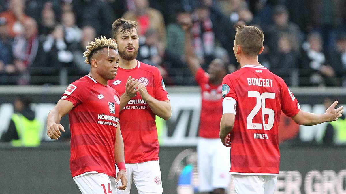 FSV MAINZ 05 - 10-12: Drei Teams kämpfen noch um den zehnten Platz. Für Mainz ist dieser allerdings nur noch theoretisch erreichbar. Die 05er müssten gegen Hoffenheim gewinnen, während Hertha BSC gegen Bayer Leverkusen verliert. Zusätzlich müsste Mainz neun Tore gegenüber den Berlinern aufholen und auf einen Ausrutscher von Düsseldorf hoffen