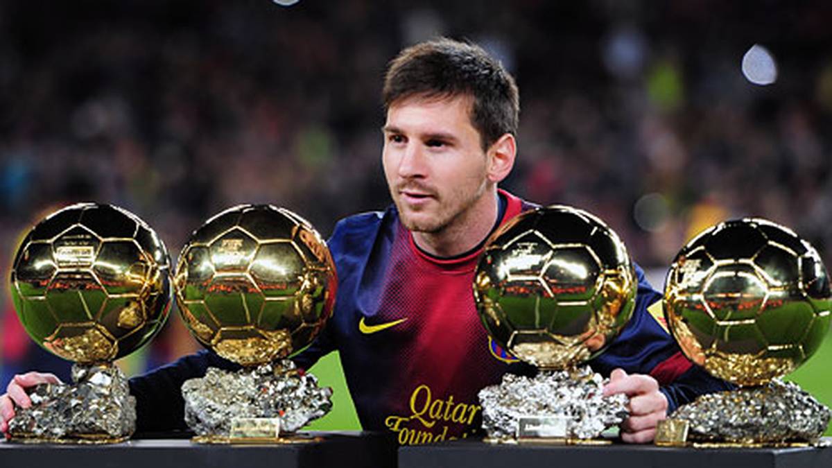 Ein richtiger Trophäensammler ist Lionel Messi. Der Argentinier erhält zwischen 2009 und 2012 vier Mal in Folge den Ballon d'Or. In dieser Zeit führt der "Floh" den FC Barcelona unter anderem zu drei spanischen Meisterschaften und zwei Champions-League-Titeln