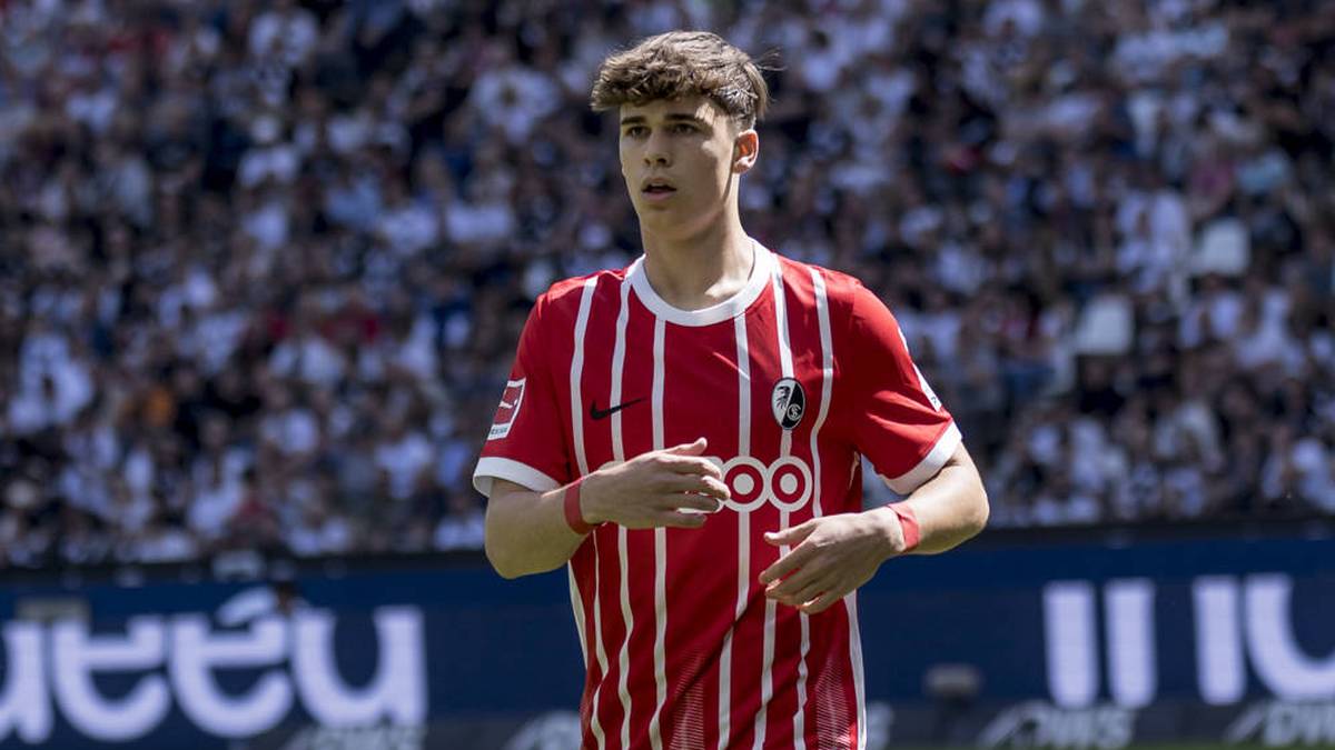 Noah Weißhaupt (Linksaußen, 17) ist 21 Jahre alt und spielt beim SC Freiburg. Bis jetzt absolvierte er drei U21-Länderspiele
