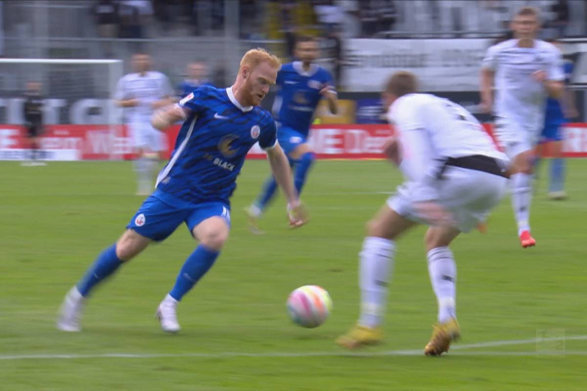 Hansa Rostock entscheidet den Abstiegskrimi für sich. Sandhausen steht nach der Pleite gegen den Ex-Coach mit einem Bein in Liga zwei.