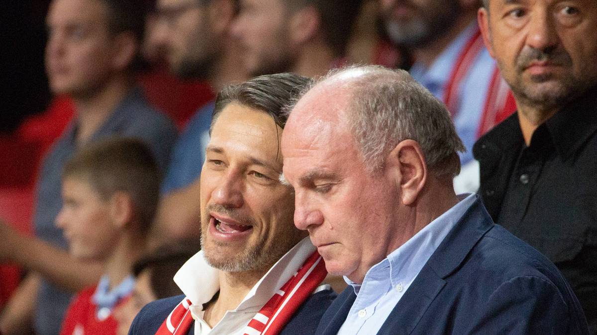 11. OKTOBER: Hoeneß und Kovac lassen sich fünf Tage nach dem 0:3-Debakel gegen Gladbach gemeinsam beim Basketball blicken. Das klare Signal des Präsidenten: An Kovac wird nicht gerüttelt. Die beiden sehen die Niederlage der Bayern gegen Anadolu Istanbul. Auch Javi Martinez und Hasan Salihamidzic sind dabei.