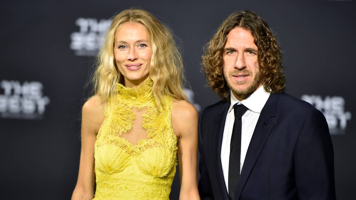 Carles Puyol (r.) kommt mit seiner Ehefrau Vanessa Lorenzo