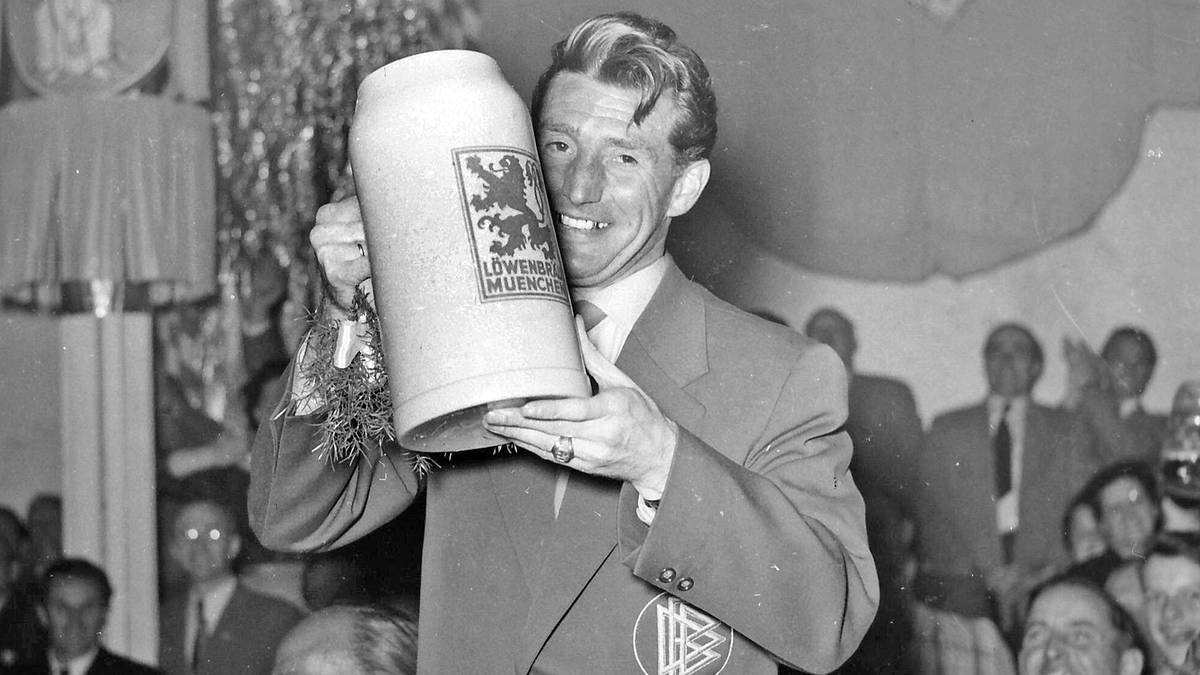 Fritz Walter mit Bierkrug