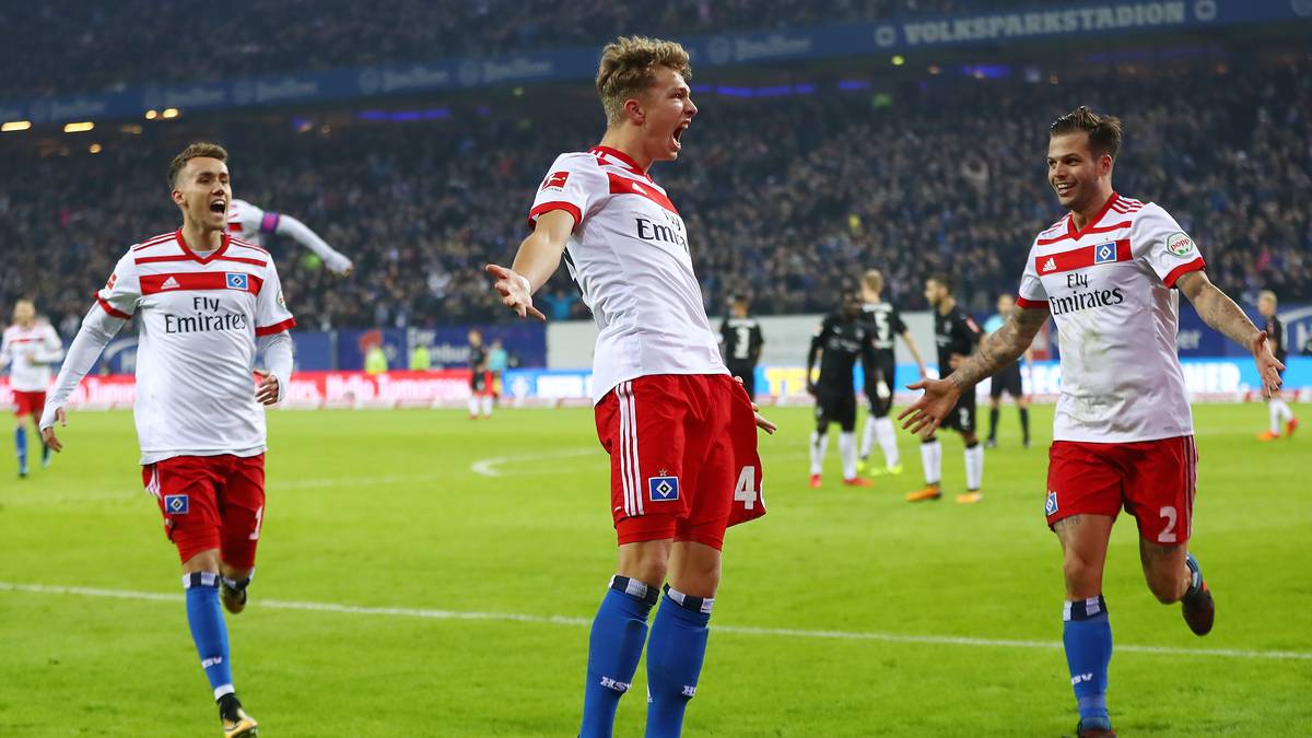 "Der Ball rollte noch ewig lange und ich dachte schon, er geht nur an den Pfosten und raus. Aber er ist rein gesprungen und die Nordtribüne ist explodiert. Das war ein übertrieben guter Moment", schilderte Arp (M.) seinen Treffer