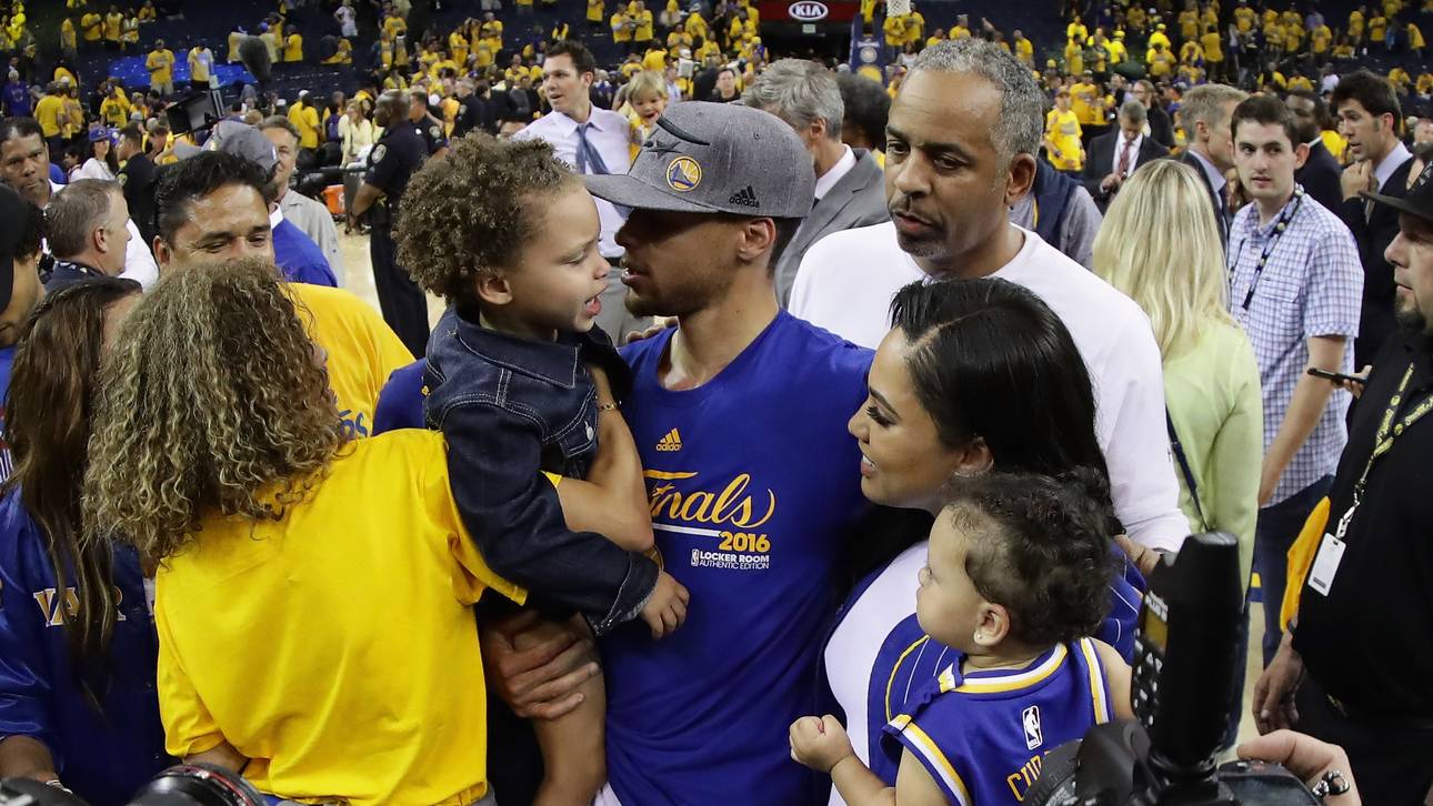 Matchwinner Curry blitzt mit Kuss ab