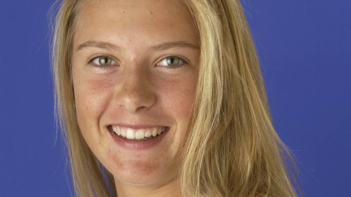 Nur zwei Jahre später wird Sharapova bei einem Sichtungsturnier in Moskau von Martina Nawratilova entdeckt. Die damalige Weltklassespielerin rät Marias Eltern, ihre Tochter bei Trainerikone Nick Bollettieri in Florida ausbilden zu lassen. Die Familie wagt den Sprung über den großen Teich