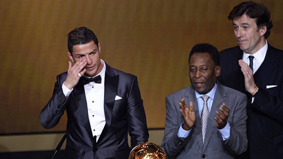 Cristiano Ronaldo kommen die Tränen. Der Portugiese zeigt sich nach seinem zweiten Goldenen Ball 2013 emotional. Schon fünf Jahre zuvor konnte Ronaldo seine Konkurrenz ausstechen. Nun will er seinen dritten Titel holen