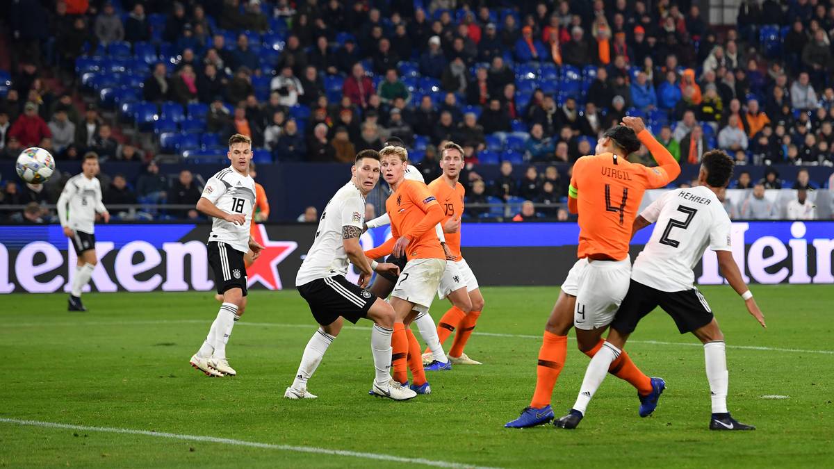 Die Niederlande um Kapitän Virgil van Dijk (Nummer vier) haben der deutschen Nationalmannschaft den Jahresabschluss vermiest. Schon zuvor war allerdings klar: Das DFB-Team war 2018 so schlecht wie nie