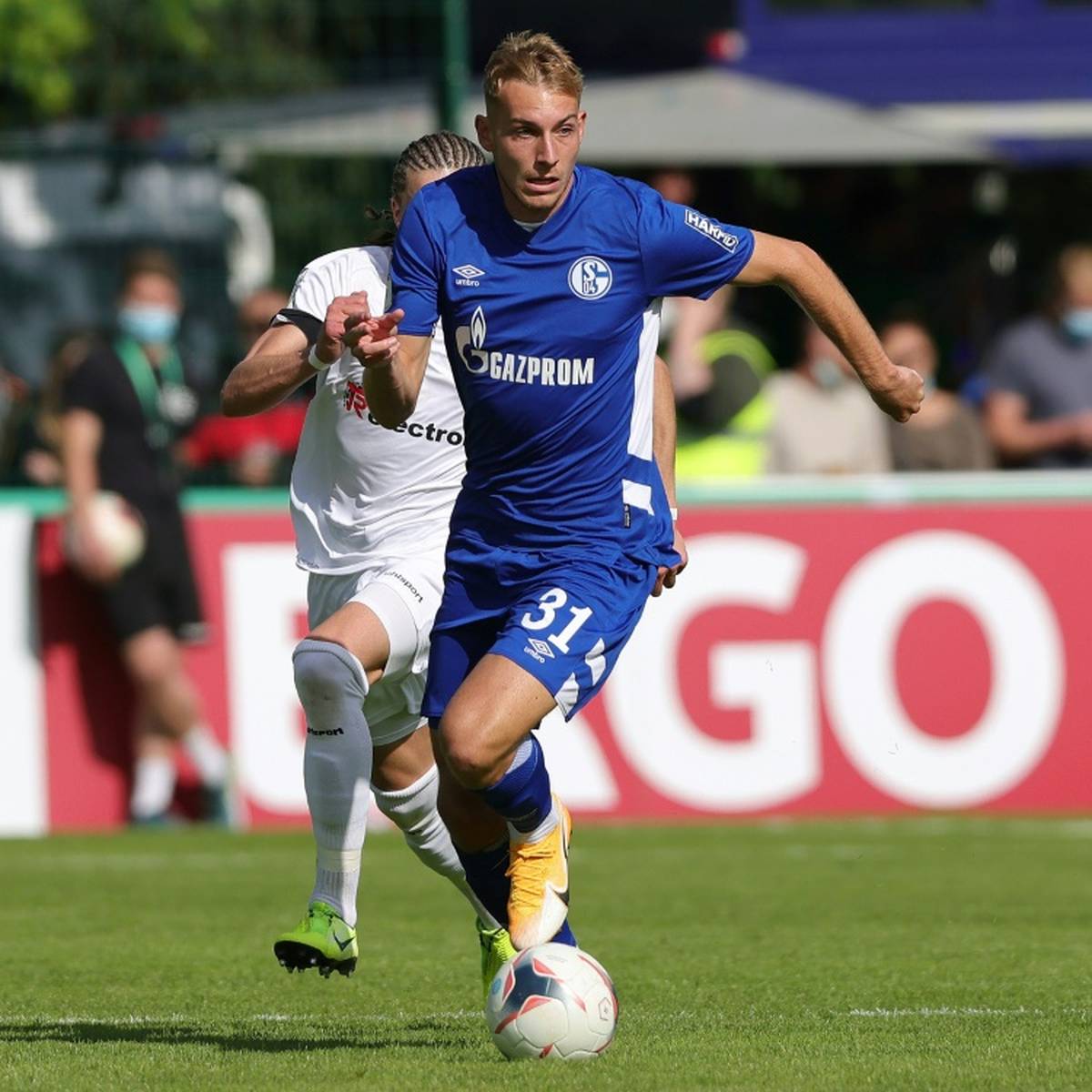 Fußball-Zweitligist Schalke 04 verleiht seinen Innenverteidiger Timo Becker (24) bis zum Saisonende an den Ligarivalen Hansa Rostock.