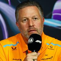 Der Boss von McLaren sieht Probleme auf Red Bull zukommen. Die Affäre um Christian Horner könnt das Team schwächen, denkt Brown.