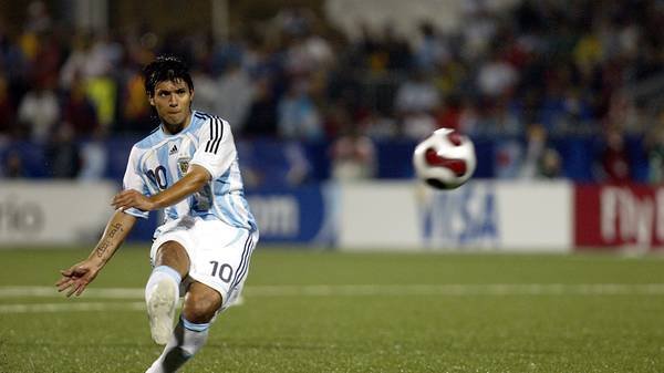TORONTO - JULY 19:  Sergio Aguero #10 of Team Argentina takes a free kick against Team Chile during their FIFA U-19 World Cup Canada 2007 semi-final game at BMO Field on July 19, 2007 in Toronto, Ontario. Argentina won the game 3-0 to advance to the finals.(Photo by Dave Sandford/Getty Images)