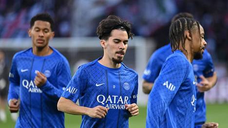 Vitinha droht mit einer Fersenverletzung ein wochenlanger Ausfall. PSG-Coach Luis Enrique nimmt nun erstmals Stellung zu seiner Ausfallzeit.