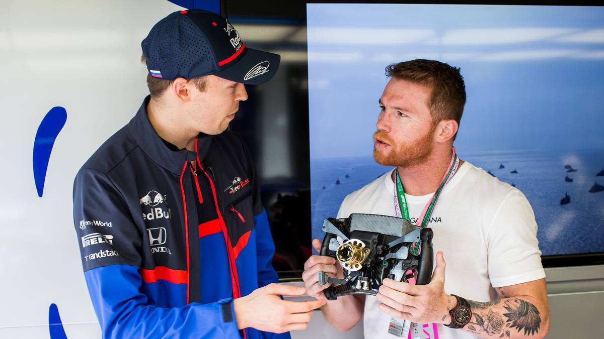 Der mexikanische Boxer Canelo Alvarez schaut derweil bei Toro Rosso vorbei und lässt sich von Daniil Kwjat erklären, wie das Lenkrad funktioniert