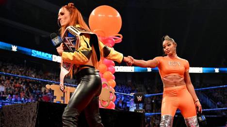 Becky Lynch (l.) versucht bei WWE Smackdown Bianca Belairs Hand zu entkommen