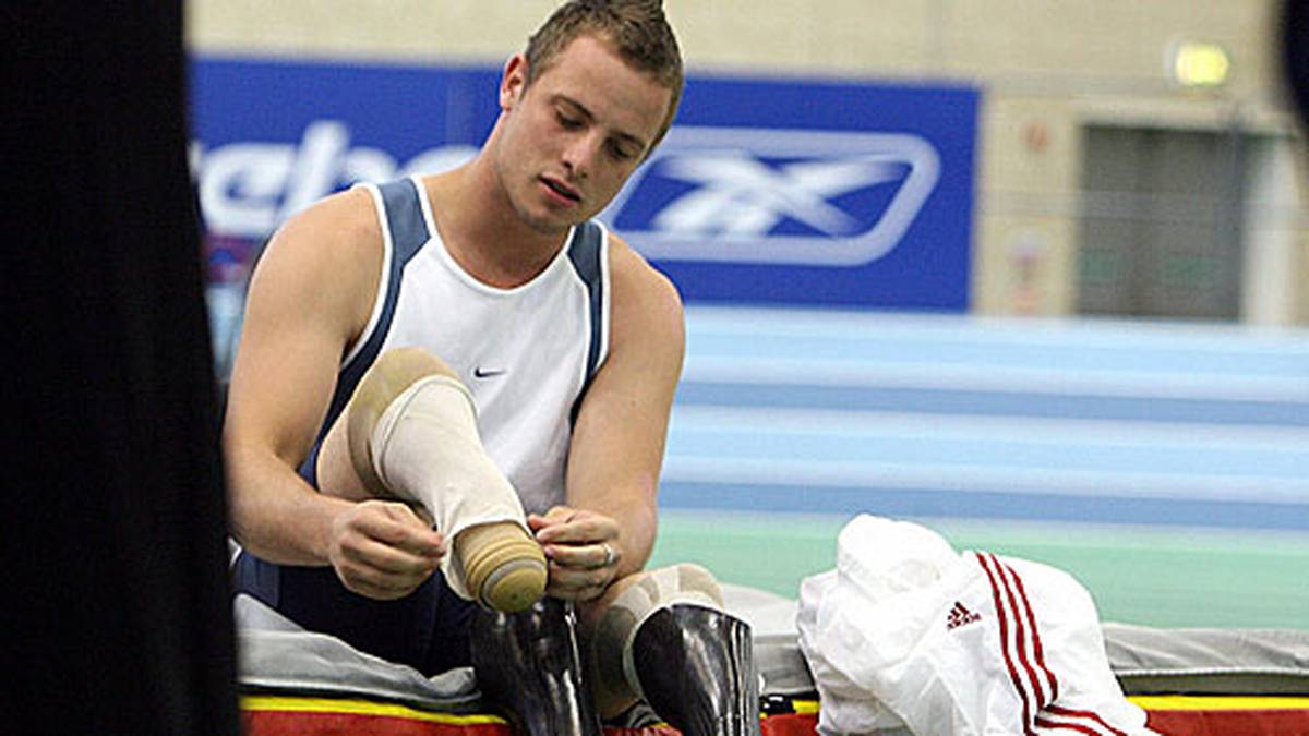 Oscar Pistorius wird am 22. November im südafrikanischen Sandton geboren. Bei seiner Geburt fehlen ihm von Geburt an die Wadenbeine und die äußeren Seiten der Füße. Als er elf Monate alt ist, müssen seine Beine unterhalb der Knie amputiert werden. Dank spezieller Fußprothesen kann er laufen - und später sogar Sport treiben