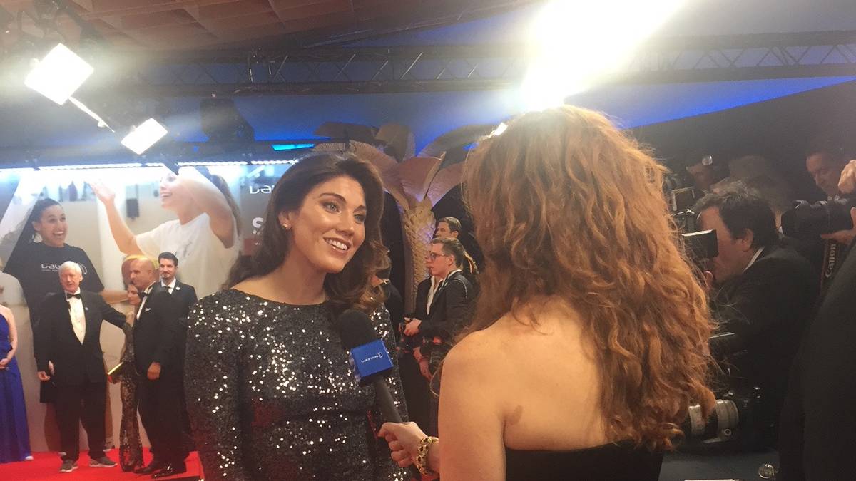 Die amerikanische Fußballtorhüterin Hope Solo strahlt mit ihrem Kleid um die Wette