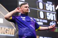 Luke Littler fährt einen kuriosen Turniersieg ein: Der Darts-Superstar kehrt zu seinen Wurzeln zurück und gewinnt ein Amateur-Turnier. 