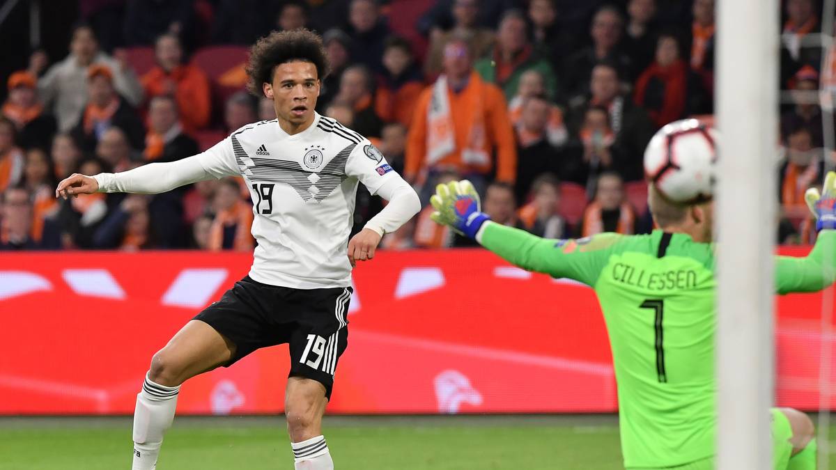 LEROY SANE: Wirbelte gleich zu Beginn und machte Dampf. Mit einem Sahne-Tor mit links aus der kurzen Ecke traf er zum erlösenden 1:0 (15.) und ließ die Johan Cruyff Arena verstummen. Danach tauchte er etwas unter, hatte dann eine große Chance nach Gnabry-Pass (40.). SPORT1-Note: 2