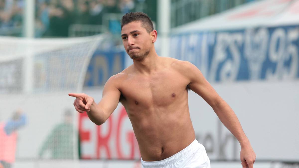 Also versuchte Kaplan einen Neustart in der Regionalliga, konnte sich aber auch in Uerdingen und Wattenscheid nicht durchsetzen. Weiter ging's zu Oberligist FC Kray, den er trotz seiner sechs Treffer nicht vor dem Abstieg retten konnte