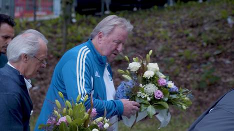 HSV-Trainer Tim Walter, Spielerkapitän Sebastian Schonlau, Horst Hrubesch und Vizepräsident Bernd Wehmeyer haben am Bronze-Fuß-Denkmal einen HSV-Schal und Blumensträuße für Uwe Seeler abgelegt. 