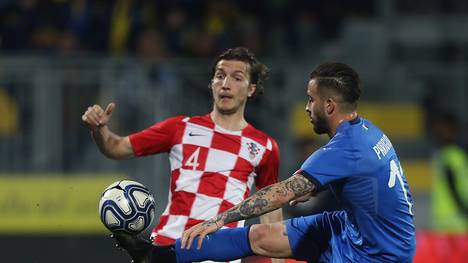Kroatien (l.: Ivan Sunijc) geht als Favorit in das Spiel gegen Rumänien