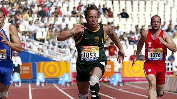 Sein Stern geht 2004 bei den Paralympischen Spielen in Athen auf. Er holt gleich über 100 Meter Bronze. Bemerkenswert: Der Südafrikaner lief erst im Januar 2014 sein erstes Rennen über 100 Meter (11,72 Sekunden)