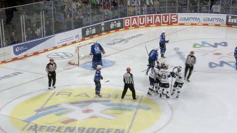 Die Highlights der Eishockey-Partie Adler Mannheim - EHC Red Bull München aus der DEL im Video.  