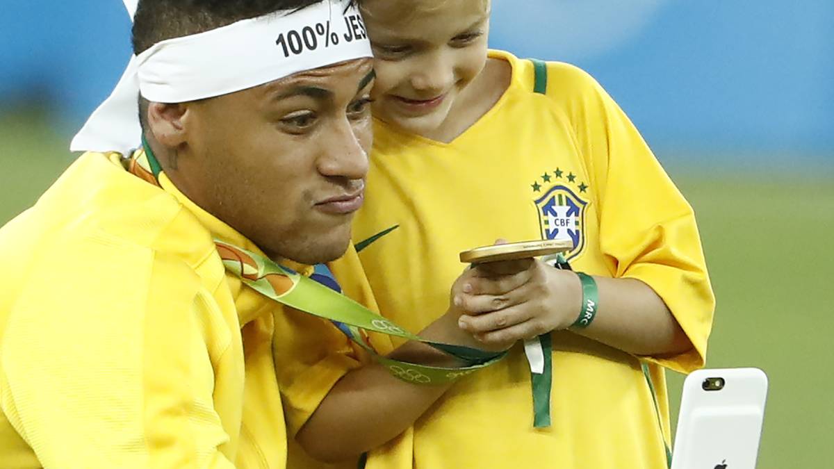 Brasiliens Fußball-Star Neymar macht mit seinem Sohn nach dem Finalsieg gegen Deutschland Bilder für die Ewigkeit