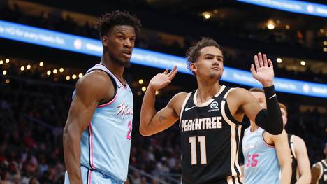 Trae Young (r.) ließ die Miami Heat um Jimmy Butler (l.) alt aussehen