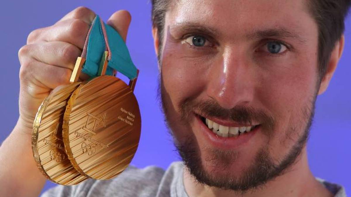 Marcel Hirscher mit seinen Goldmedaillen von Pyeongchang 2018