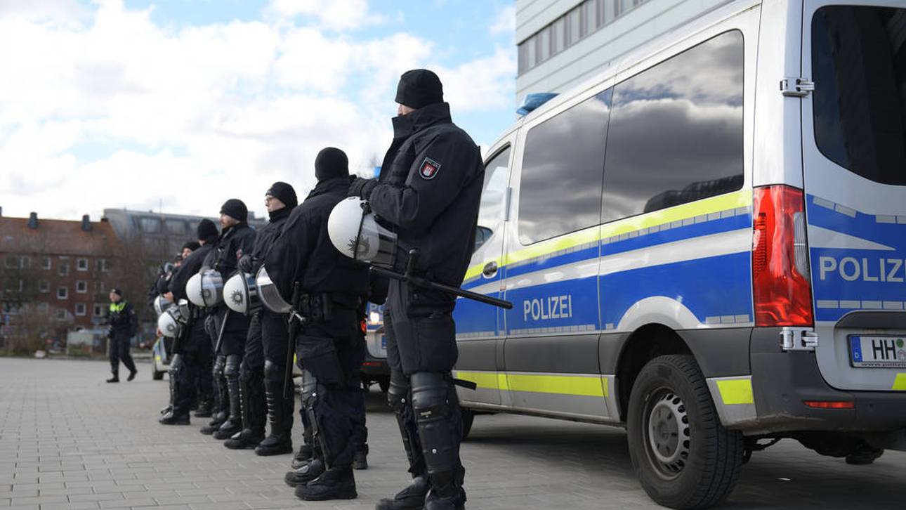 Die Polizei im Einsatz am Rande eines Fußballspiels (Symbolbild)