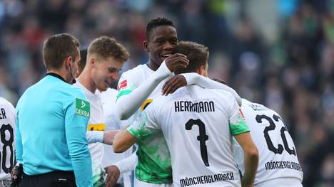 MOENCHENGLADBACH, GERMANY - NOVEMBER 10:  Patrick Herrmann of Borussia Monchengladbach (7) celebrates after scoring his team's second goal with team mate Denis Zakaria during the Bundesliga match between Borussia Moenchengladbach and SV Werder Bremen at Borussia-Park on November 10, 2019 in Moenchengladbach, Germany. (Photo by Christof Koepsel/Bongarts/Getty Images)