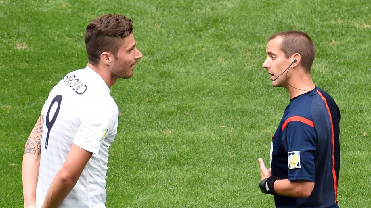 Geiger pfeift deutsches Auftaktspiel