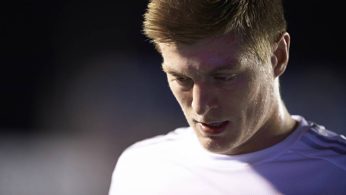 TONI KROOS: Manchester United nimmt offenbar einen neuen Anlauf, um den Mittelfeldspieler von Real Madrid zu verpflichten. Laut "Mirror" und "Daily Star" hängt das aber in großem Maß davon ab, wer ab der kommenden Saison Trainer bei United ist. Reals Trainer Zinedine Zidane ist jedoch ein großer Fan des Weltmeisters und hat nicht vor, ihn abzugeben