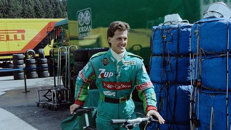 Michael Schumacher kommt mit dem Fahrrad zu seinem ersten Qualifying beim Großen Preis von Belgien