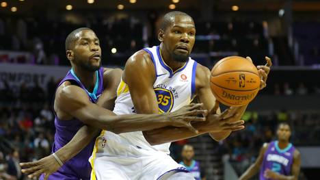 Kevin Durant gelang beim Sieg der Golden State Warriors gegen die Charlotte Hornets sein erstes Triple-Double dieser NBA-Saison