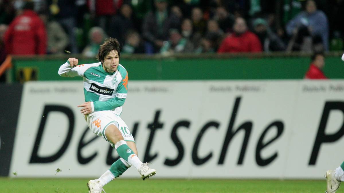 Platz 14: Bremens Brasilianer Diego trifft 2007 von hinter der Mittellinie in das leere Tor von Alemannia Aachen, bei denen der Keeper in der Schlussphase mit nach vorne kam