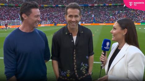 Die Hollywood-Stars Hugh Jackman und Ryan Reynolds waren zu Gast in Berlin um sich das Viertelfinale anzuschauen. Dabei schwärmen die Stars von der EM in Deutschland.