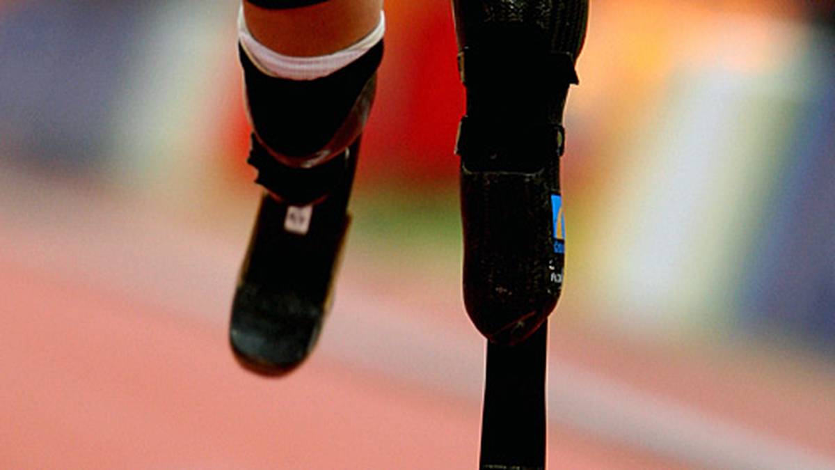 Bereits in den Jahren darauf tritt der "Blade Runner" genannte Pistorius immer wieder gegen Nicht-Behinderte an - und schlägt sich äußerst respektabel. So nimmt sich Pistorius vor, 2008 bei den olympischen Spielen in Peking anzutreten. Da die IAAF die Prothesen als unerlaubten Vorteil ansieht, darf er nicht starten