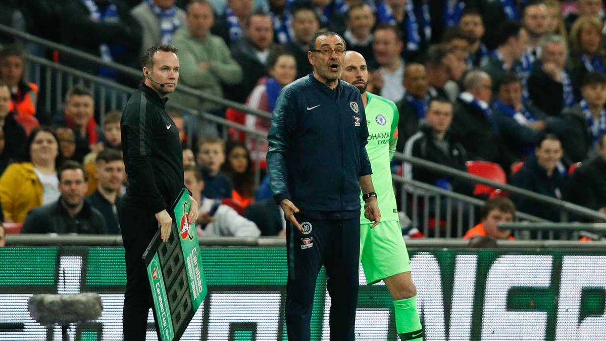 Doch es kommt nicht zur Auswechselung, weil sich Kepa schlichtweg weigert, vom Platz zu gehen