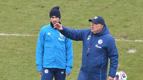 Der neue Schalke-Coach Christian Gross (R) gibt für Suat Serdar und den anderen Spielern die Richtung vor