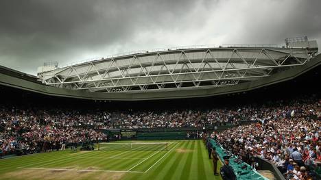 Dunkle Wolken über dem Centre Court in Wimbledon