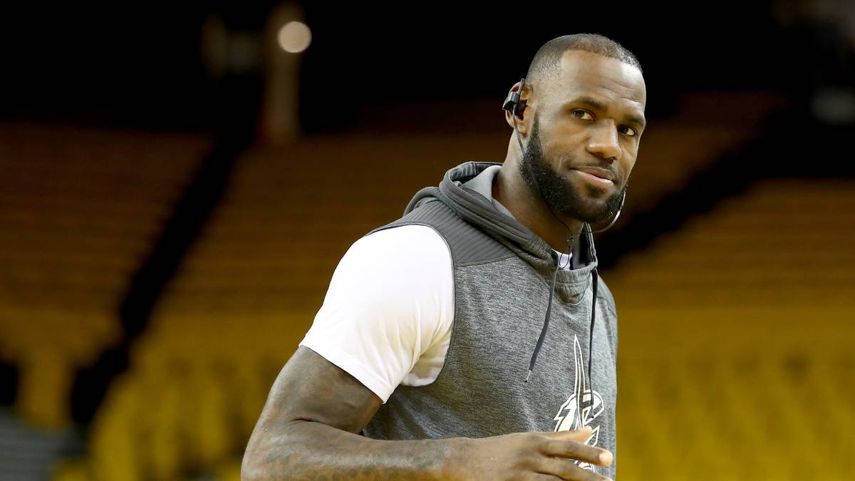 PLATZ 1 - LEBRON JAMES (Cleveland Cavaliers): Dieser Mann hat Geschichte geschrieben: Als jüngster Spieler der NBA-Historie übertrifft LeBron James die 28.000-Punktemarke. Zudem überholt er in den Conference Finals gegen die Boston Celtics Michael Jordan als besten Rekordschützen der Playoffgeschichte