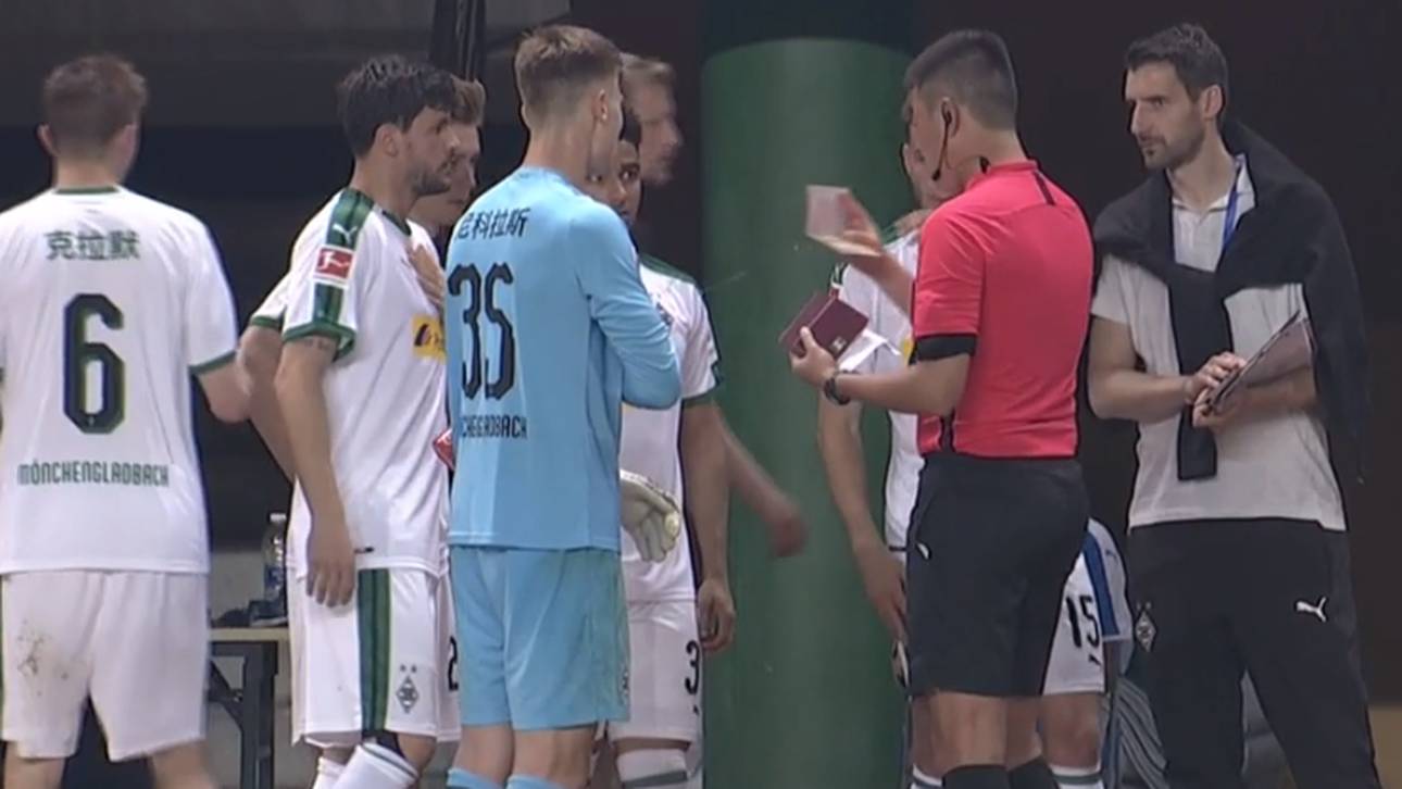 Schiri checkt Gladbachs Reisepässe