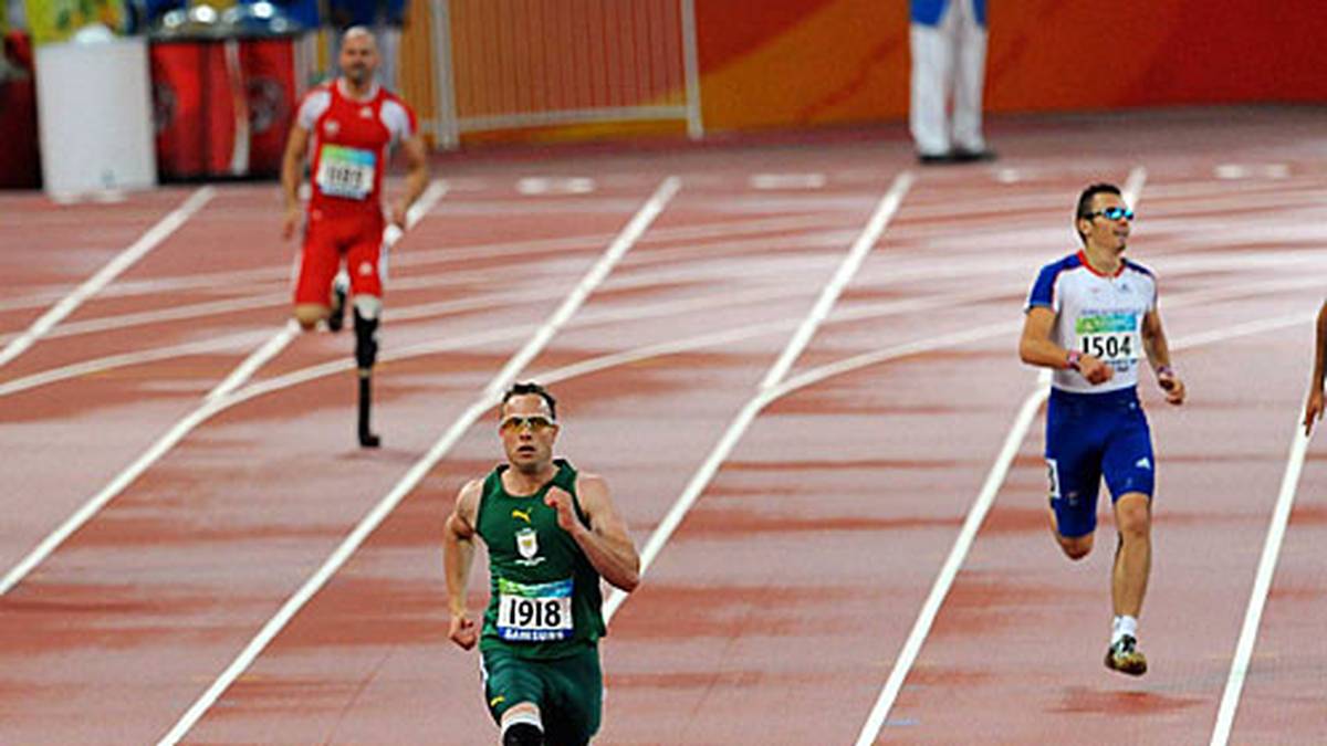 So bekommen ihn die Fans nur bei den Paralympics zu sehen. Er zeigt seiner überragende Verfassung und ist über 200 und 400 Meter nicht zu schlagen