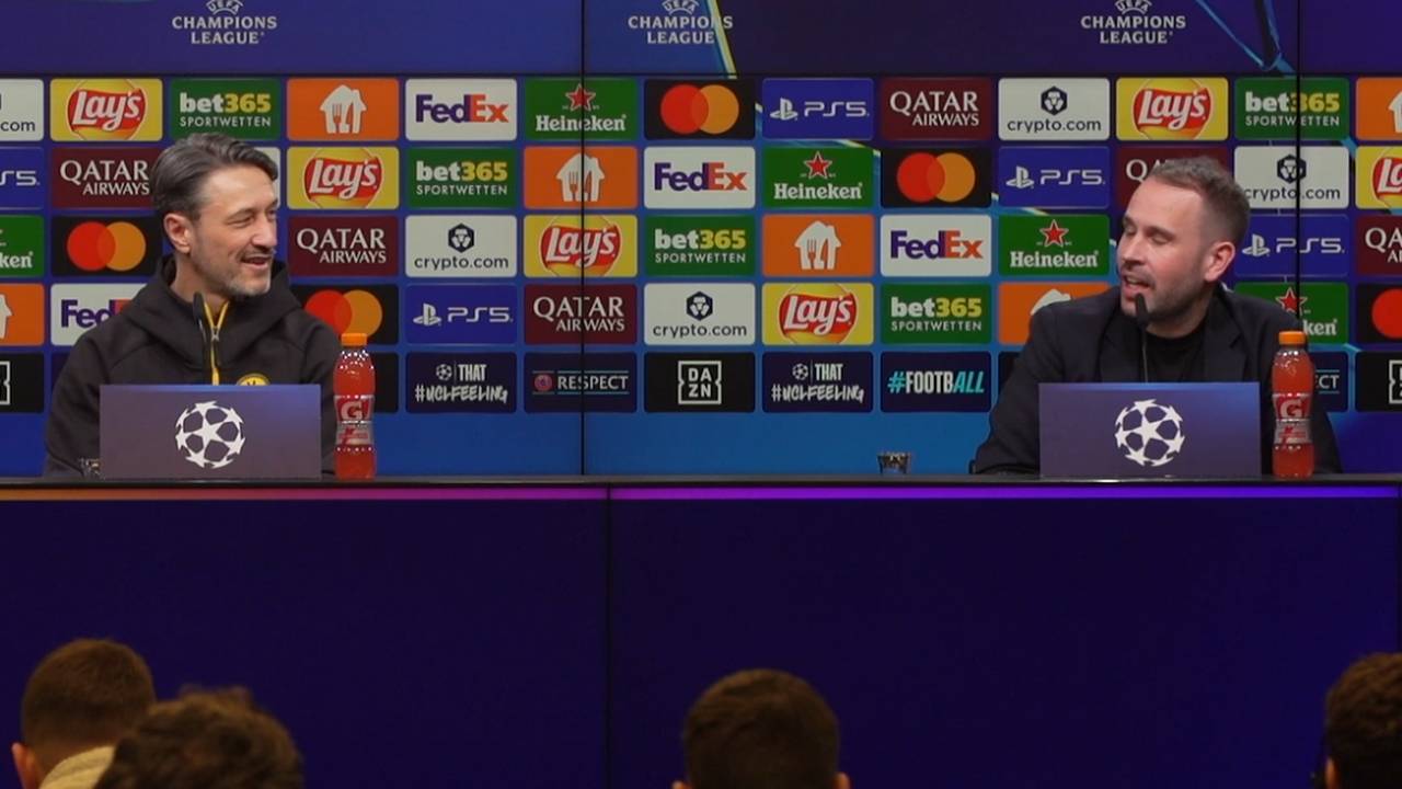 Kovac schaut zum Pressesprecher - der schreitet plötzlich ein