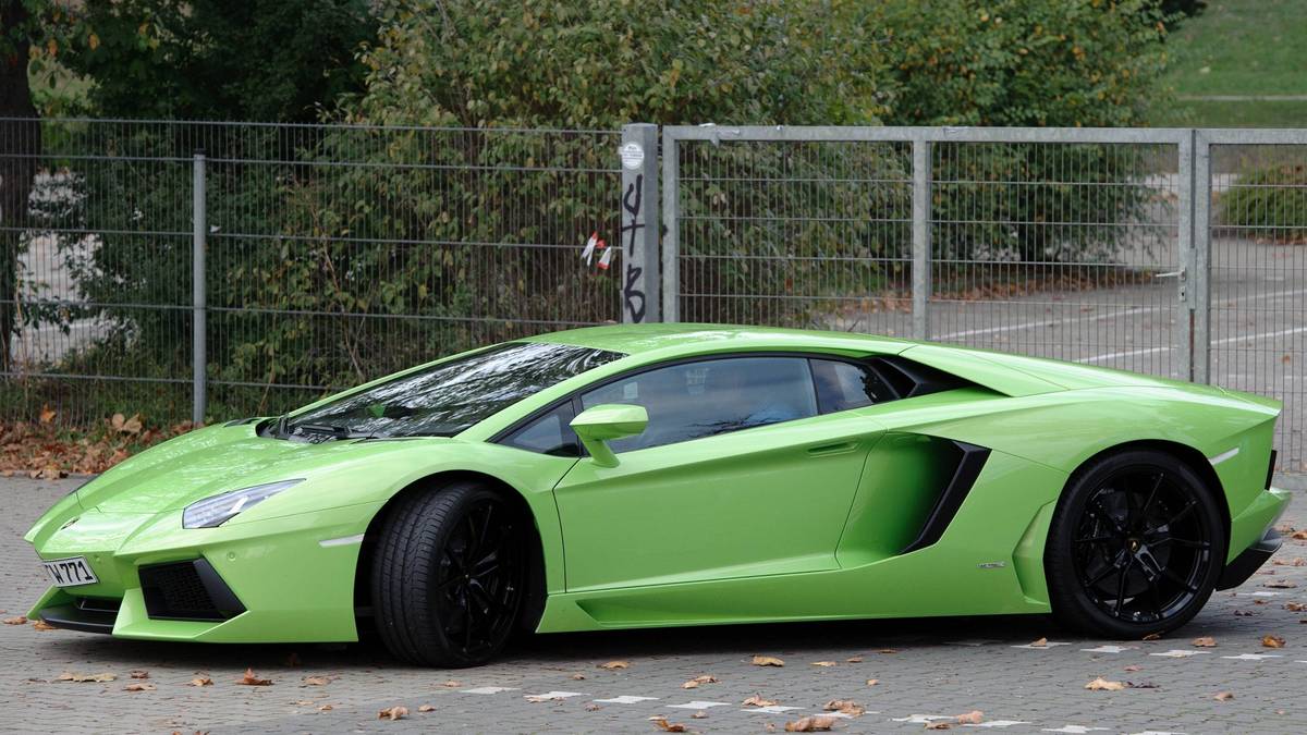 Dieses Schmuckstück muss hier auftauchen - auch wenn dessen Besitzer schon seit längerer Zeit nicht mehr zwischen den Pfosten steht. Tim Wiese fuhr zu seinen besten Zeiten im mintgrünen Lamborghini Aventador auf das Trainingsgelände 